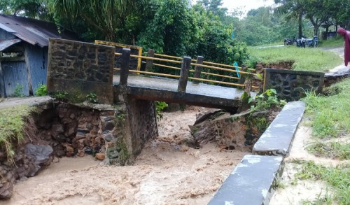 Pulau Bawean Dihantam Banjir Bandang, Rumah dan Sawah Rusak