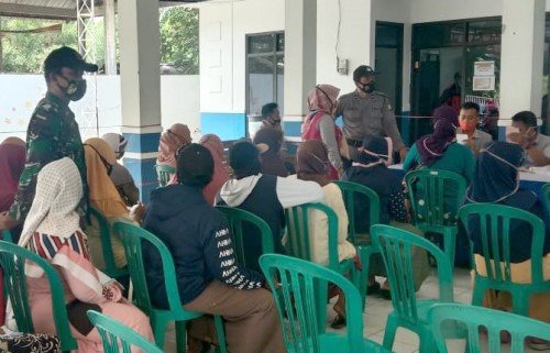 Babinsa Dampingi Penyaluran BST Serentak di Wilayah Kecamatan Arajsa 