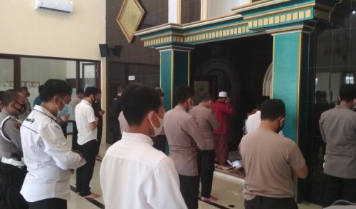 Doakan Korban Pesawat Sriwijaya Air, Polres Situbondo Adakan Sholat Ghaib