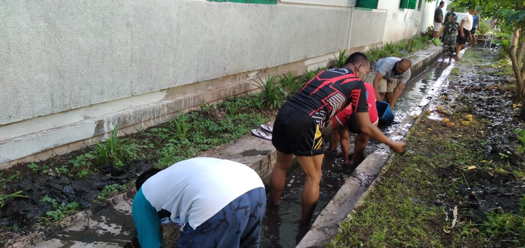 Cegah Berkembangbiak Jentik Nyamuk DBD, Personel Kodim 0823/Situbondo Ciptakan Lingkungan Bersih