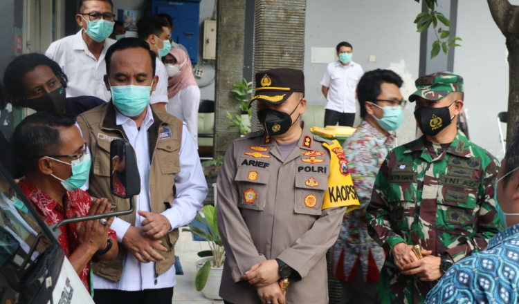 Vaksin Tiba di Gresik, TNI - Polri Lakukan Pengamanan 24 Jam