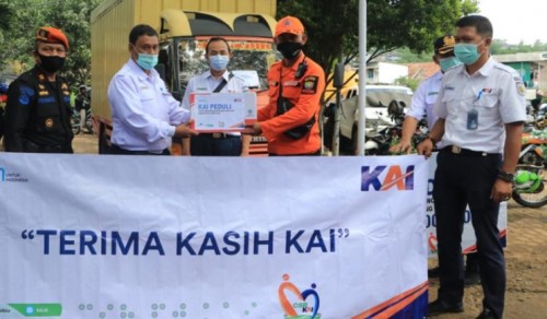 Tim TJSL Daop 2 Bandung Salurkan Bantuan Sembako Terdampak Bencana Longsor Sumedang.