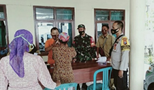 TNI Polri di Pamekasan Kawal Penyaluran Bantuan Sosial