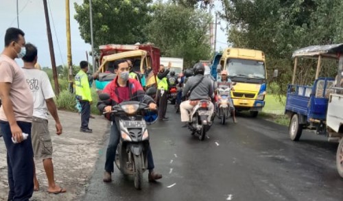 Diduga Terlalu Mepet Saat Mendahului,  Yamaha Mio Tabrak Truk