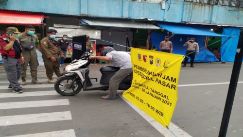 Hari Pertama PPKM, Kasatpol PP Kota Mojokerto Blusukan ke Pasar Tanjung.