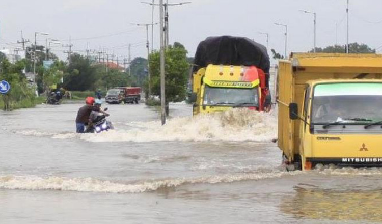 Genangan Banjir Raya Porong, Hambat Pengguna Jalan