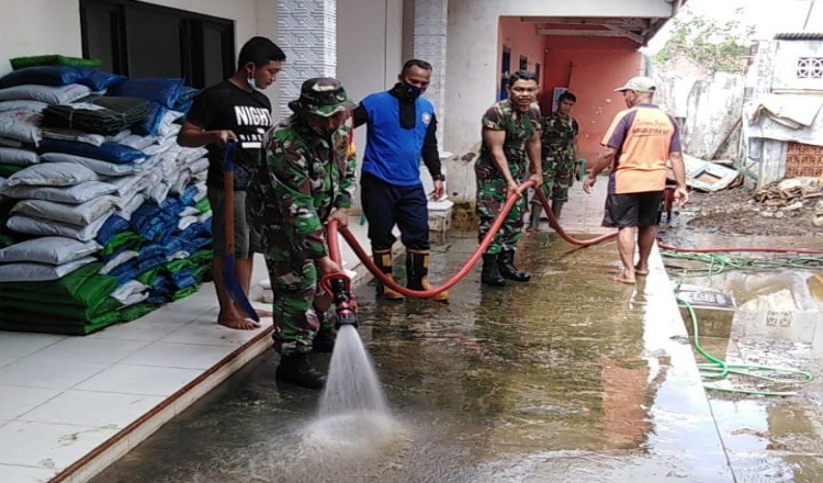 Paska Banjir Tempuran, Koramil 0815/03 Sooko Bersihkan Fasum