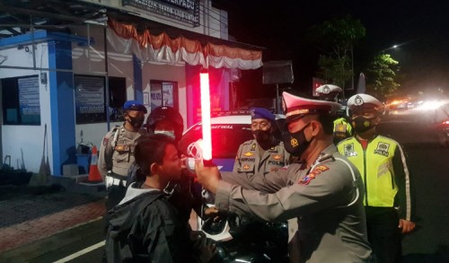 Satgas Aman Nusa Polres Situbondo Patroli Prokes dan Bagikan Masker