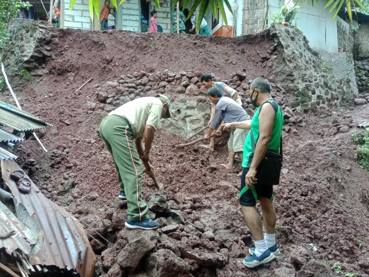 Danramil 0823/17 Banyuglugur Tinjau Rumah Warga Tertimbun Tanah Longsor