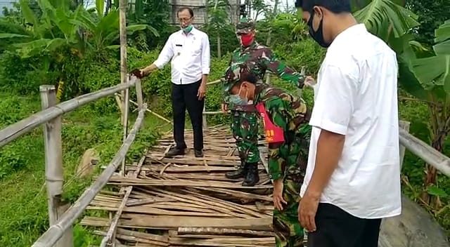 Koramil 0823/14 Jatibanteng Siap Gotong Royong Bangun Jembatan Rusak 