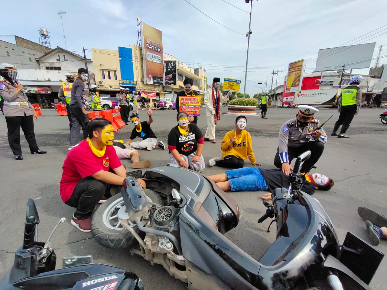 Imbau Patuh Lalu Lintas dan Disiplin Prokes COVID-19, Satlantas Gandeng Sanggar Pantomi Merdeka