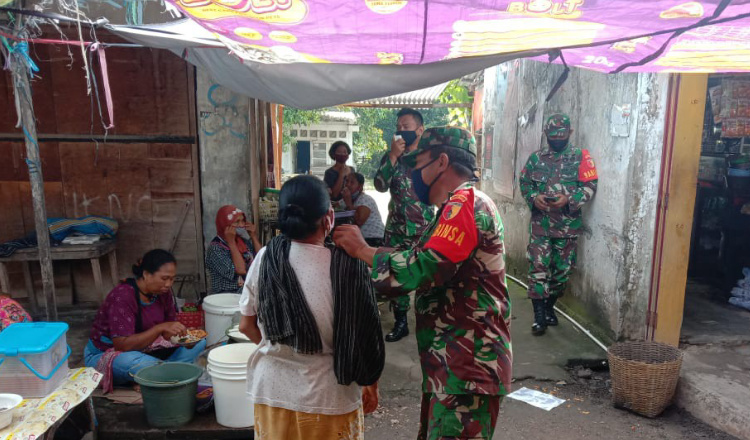Anggota TNI Blusukan Sosialisasi Prokes Covid-19 di Pasar Ponorogo