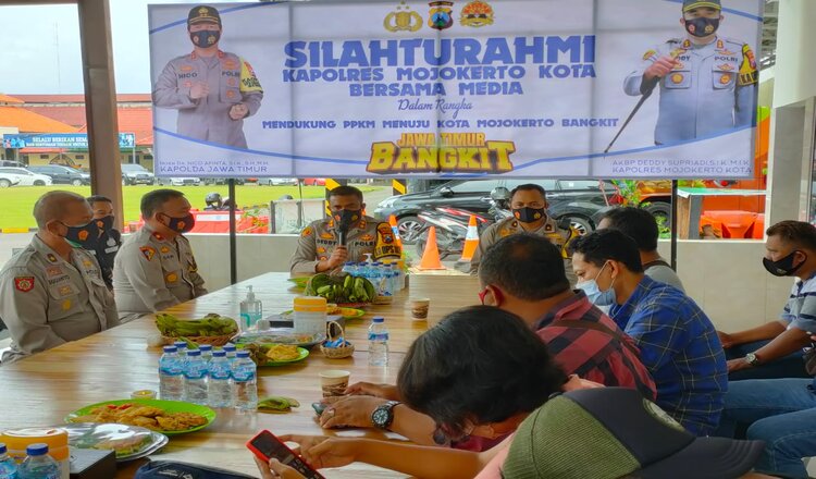 Silahturahmi dengan Awak Media, Kapolresta Mojokerto Ajak Diskusi Terkait PPKM