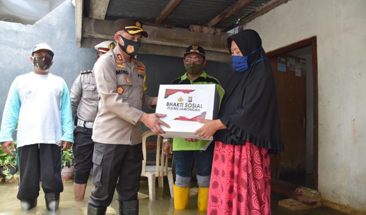 Kapolres Lamongan Bantu Warga Terdampak Banjir Bengawan Jero