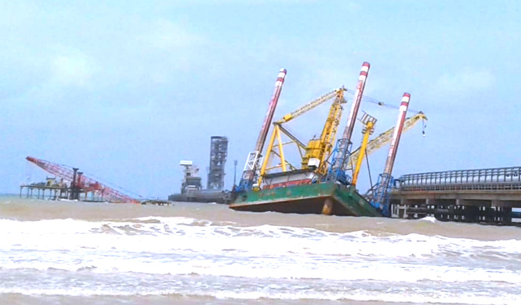 Akibat Cuaca Buruk, Kapal Tongkang Hantam Pelabuhan PT SBI Tuban