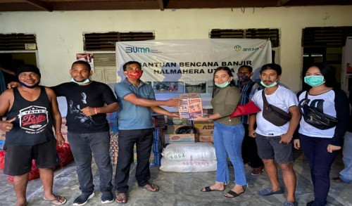 Relawan Muda Joel-Said Berikan Bantuan Sembako Kepada Warga Korban Banjir Desa Roko, Halmahera Utara