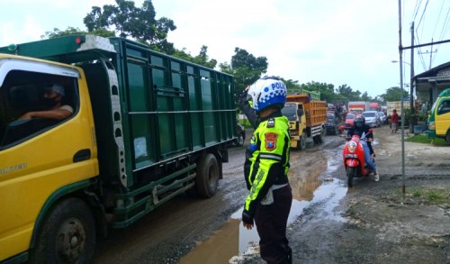 Ada Perbaikan Jalan Berlubang, Jalur Pantura Tuban-Babat Macet Hingga 10 Kilometer