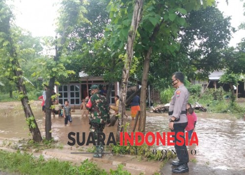 Akibat Sungai Meluap Halaman Rumah Warga Terendam