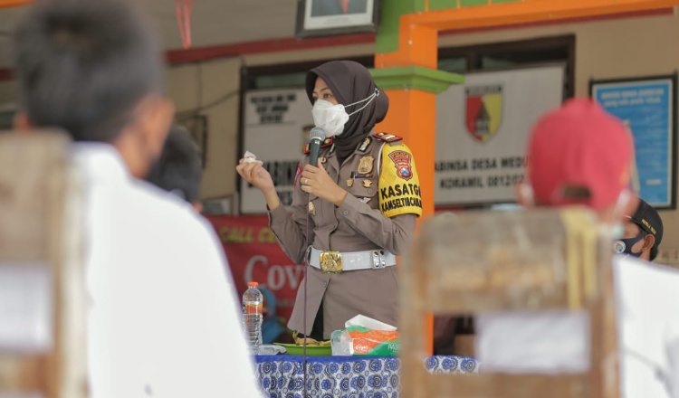 Kasatlantas Lamongan Motivasi Anak- anak Terdampak Banjir Bengawan Jero