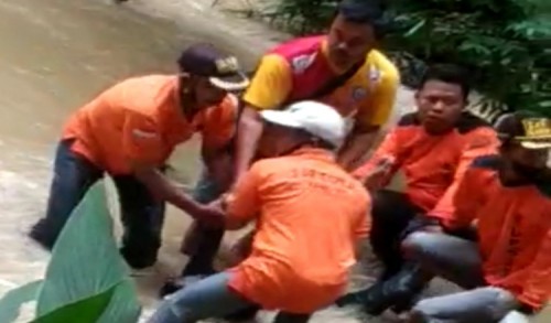 Dua Pemancing Hilang Terseret Arus Sungai di Ngawi, Satu Ditemukan Kondisi Tak Bernyawa