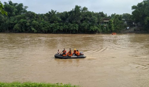 Jasad Devi Lompat dari Jembatan Ngawi Belum Ditemukan, Tim SAR Terus Lakukan Pencarian