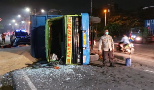 Rem Blong, Truk Pengangkut Gandum Terguling di Exit Tol Manyar
