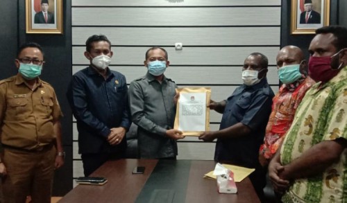 KPU Keerom Serahkan Berkas Penetapan Calon Bupati dan Wakil Bupati Terpilih ke DPRD