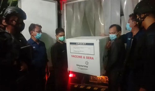 Dikawal Ketat Kepolisian, 5.400 Vial Vaksin Covid-19 Tiba di Banyuwangi