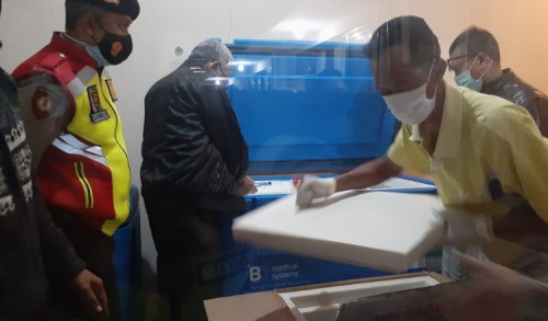 Polres Pamekasan Kawal Kedatangan Vaksin Covid-19 dari Dinkes Provinsi Jatim
