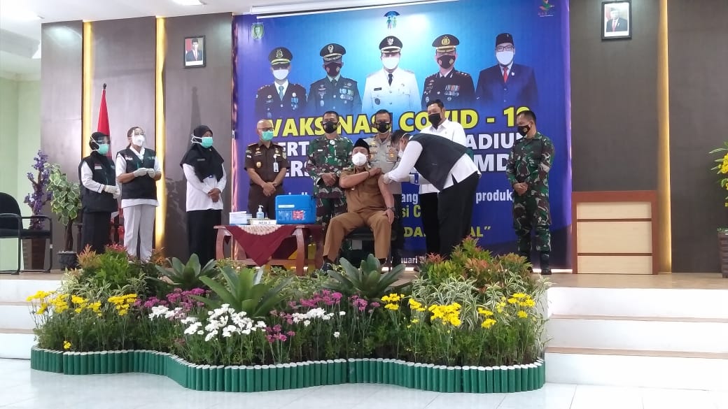 Vaksinasi Covid-19 di Kota Madiun bersama Forkopimda. 