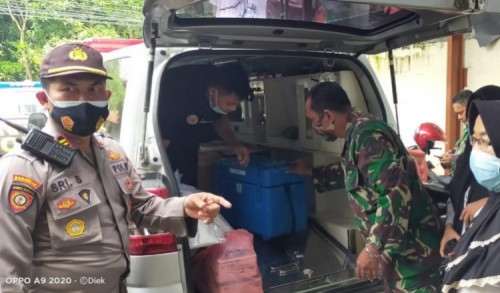 TNI Polri di Pamekasan Kawal Distribusi Vaksin Covid-19 ke Puskesmas