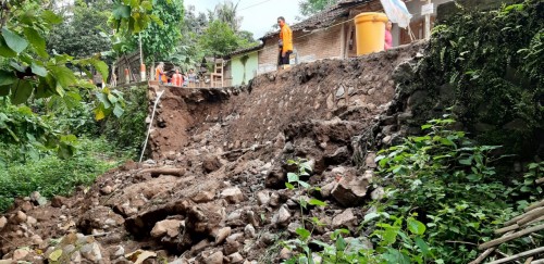 Di Guyur Hujan Tiga Malam Jalan di Dusun Curah Kotok Longsor