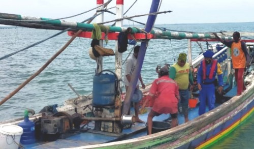 Satpolair Polres Gresik Tangkap Nelayan Pemakai Trawl