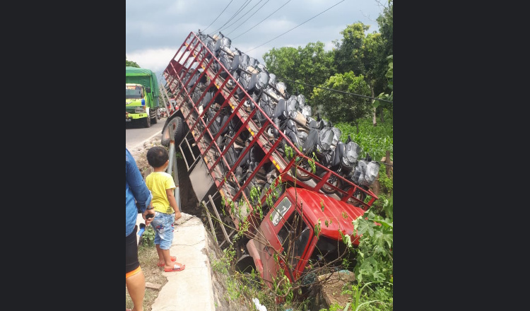 Sopir Mengantuk, Truk Pengangkut Puluhan Sepeda Motor Tabrak Pembatas Jembatan di Jalur Situbondo-Banyuwangi