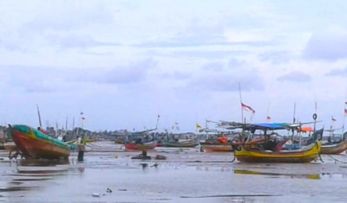 Sering Diterjang Ombak, Nelayan Tuban Berharap Pemkab Bangun Pengaman Parkir Perahu