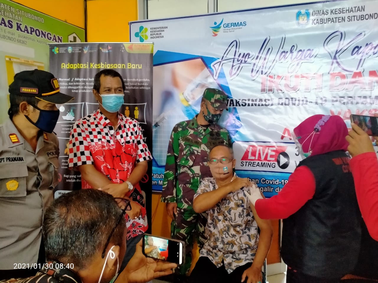 Danramil 03/Kapongan Saksikan Nakes Puskesmas Kapongan di Vaksin COVID 