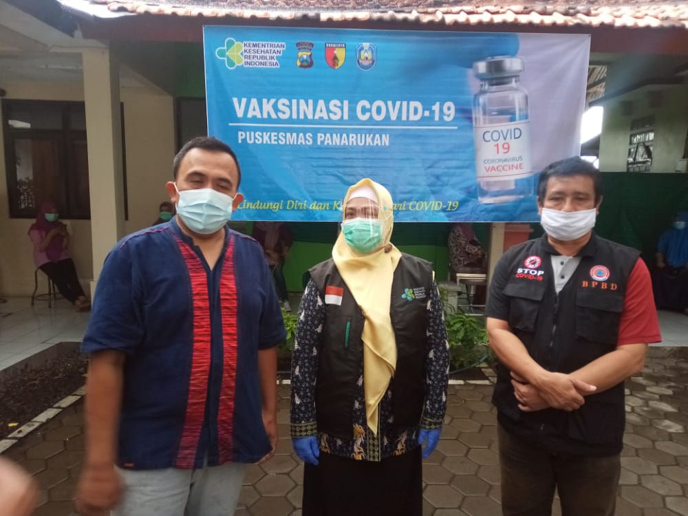 Tenaga Kesehatan Puskesmas Panarukan di Vaksin COVID-19