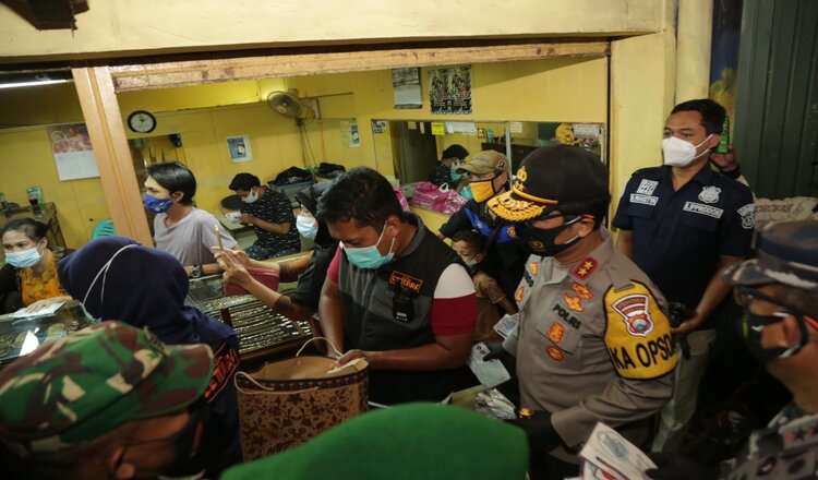 Bagikan Ribuan Masker, Forkopimda Jatim Kunjungi Pasar Kapasan