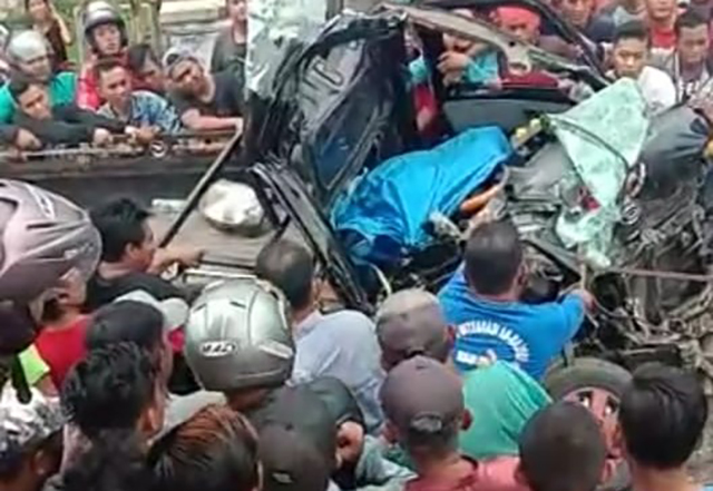 Tabrakan, Bus VS Grand Max Satu Orang Tewas di Tempat