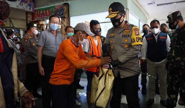 Tinjau PGS, Forkopimda Jatim Bagikan 25 Ribu Masker 