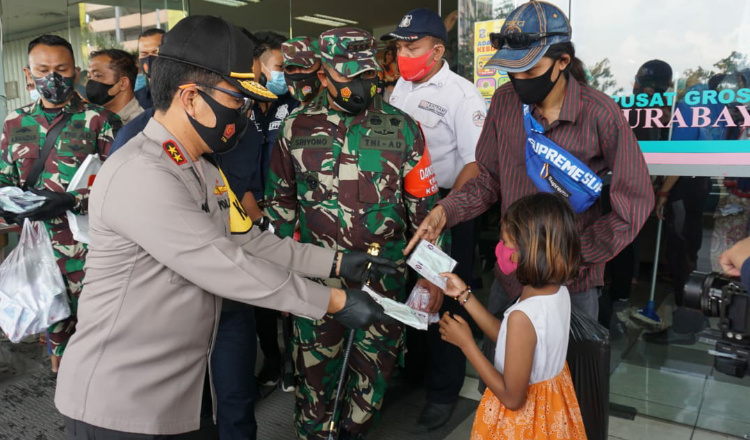 Forkopimda Jatim Bagikan 25 Ribu Masker di PGS