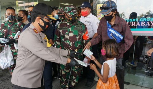 Forkopimda Jatim Bagikan 25 Ribu Masker di PGS