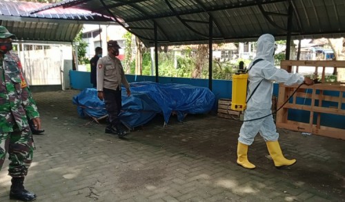 Cegah Covid-19, TNI Polri di Pamekasan Lakukan Penyemprotan Disinfektan