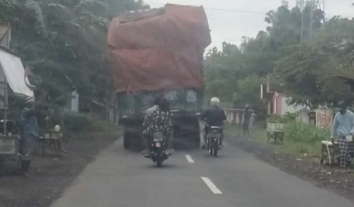 Truk Muatan Kayu 'Melebihi Tonase', Masih Bebas Melintas di Jalan Sukowono-Kalisat