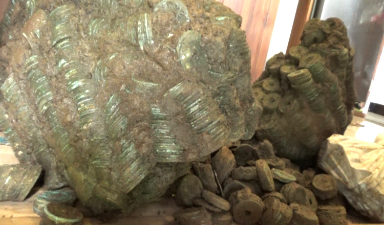 Warga Banyuwangi Temukan 36 Kg Koin Kuno