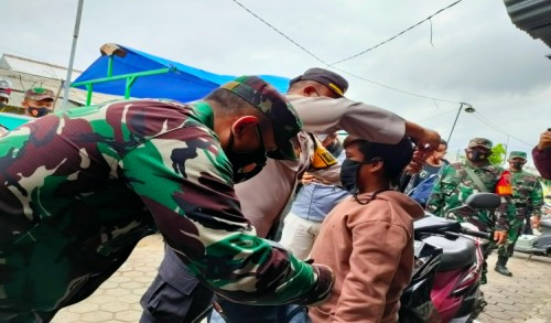 Bersama Dandim 0815, Kapolresta Mojokerto Blusukan ke Dua Pasar Untuk Bagikan 2000 Masker