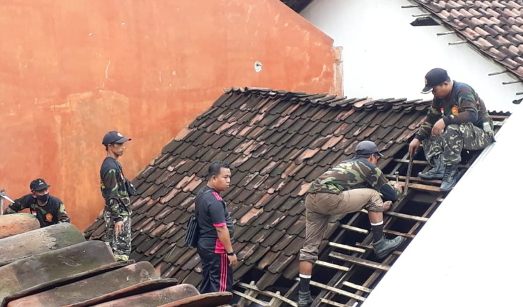 Banser Probolinggo Bantu Perbaiki Rumah Warga Korban Angin Puting Beliung