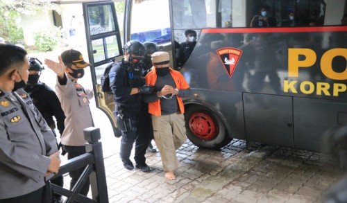 Dengan Pengawalan Ketat Kepolisian, 19 Terduga Teroris Diberangkatkan ke Jakarta