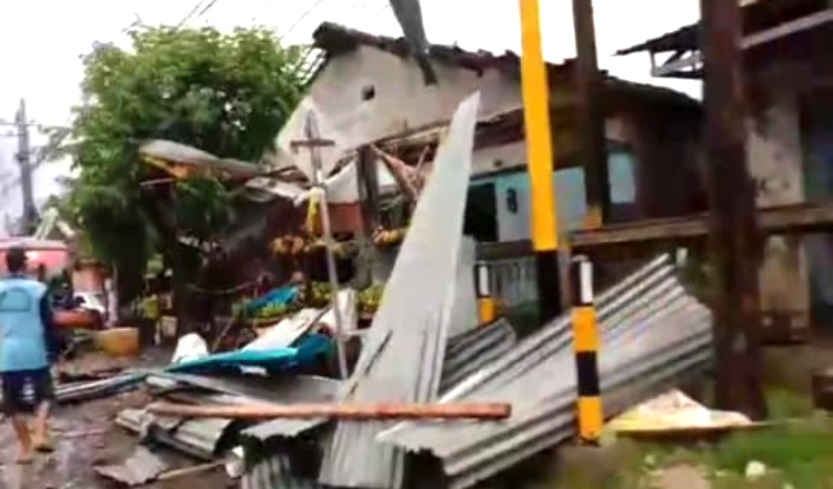 Angin Kencang Rusak Puluhan Bangunan di Banyuwangi