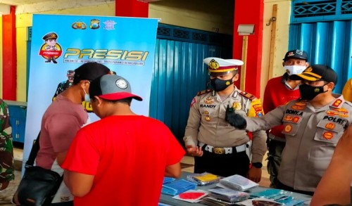 Pertama di Jawa Timur, Polres Mojokerto Buka Kios Masker Gratis di 10 Pasar